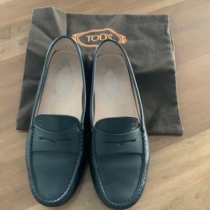 Tod’s Gommino Driving Shoe.  Women.  Size 37.  Black leather.